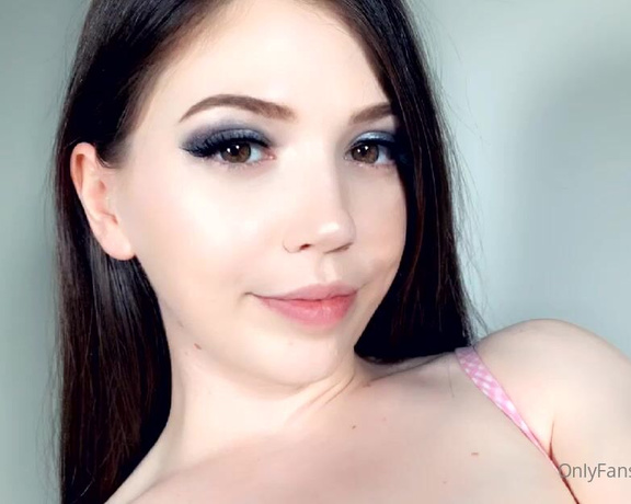 Lilcanadiangirl OnlyFans - What do you think of this outfit on me )