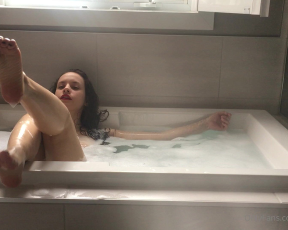 Quinn Finite aka Quinnfinite OnlyFans - Definitely a bit wine tipsy and definitely had to try submerging myself at least once