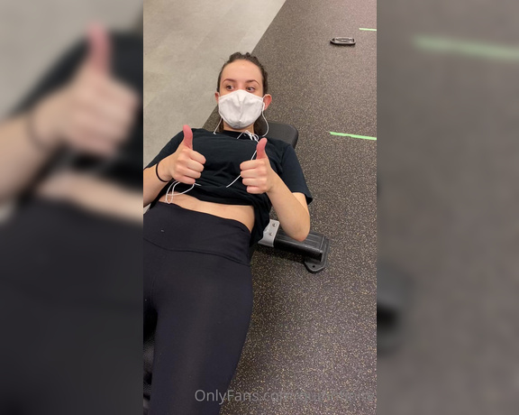 Quinn Finite aka Quinnfinite OnlyFans - Last but not least! Mask ontits out for a quick demo ) My kinda gym