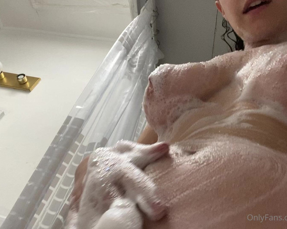 Quinn Finite aka Quinnfinite OnlyFans - Ooo I see the appeal of soap on a naked body