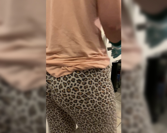 Mrs Poindexter aka Mrspoindexter OnlyFans - Ok help me settle an argument with my husbandcameraman He says filming my ass while I wash dishes &