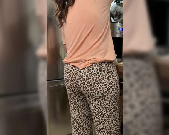 Mrs Poindexter aka Mrspoindexter OnlyFans - Ok help me settle an argument with my husbandcameraman He says filming my ass while I wash dishes &