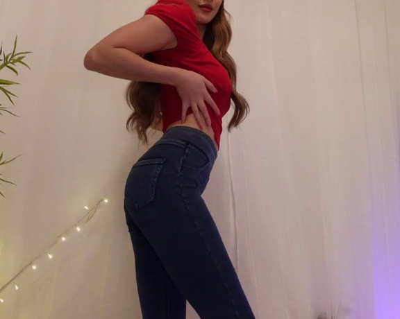 Miss Reina T aka Missreinat OnlyFans - Cute red top and a mini skirt cum show!