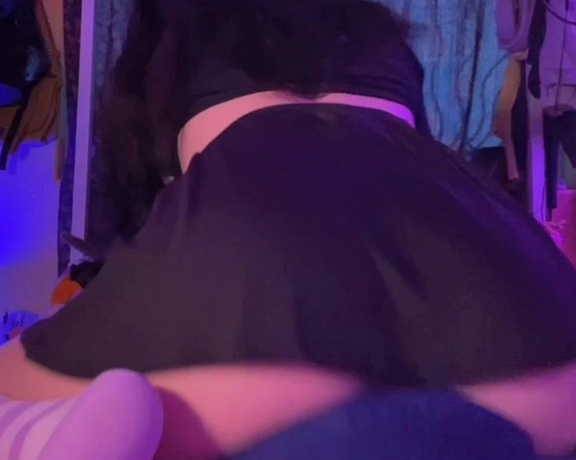 Hellgirrl OnlyFans - This pillow is perfect for rubbing my pussy until it ’s and drips my grool I made myself cum a 1