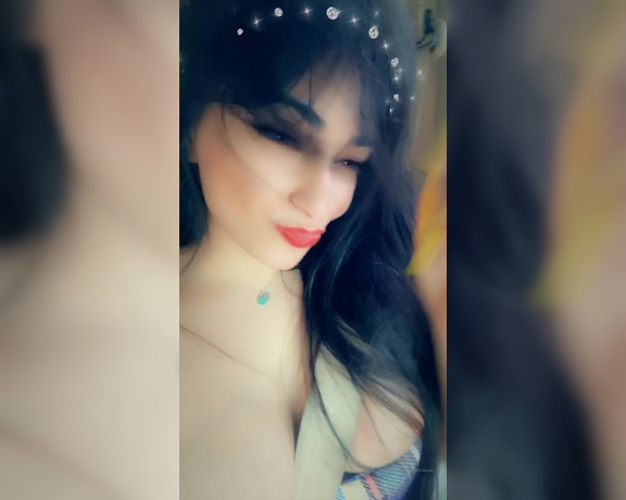 Emanuelly Raquel aka Emanuellyraquel OnlyFans - Una chica cachonda en el auto hablando espaol