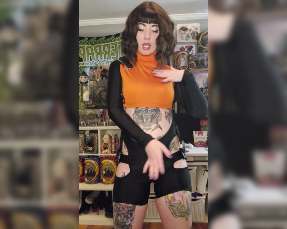 Lainabearrknee OnlyFans - Velma Strip and Twerk