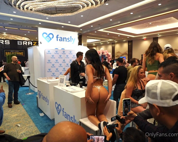Cami Strella aka Camistrella OnlyFans - Day 3 was by far a HOME RUN! I had the most AMAZING day meeting so many fans! my ass was by far 1