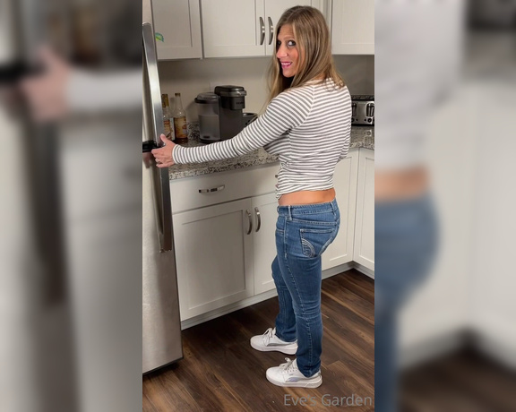 Eve30j OnlyFans - I’m in the kitchen Who’s hungry