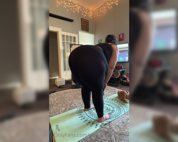 Satanpanties666 OnlyFans - I tried to do a butt workout while watching Parks and Rec and literally a minute and a half in 1