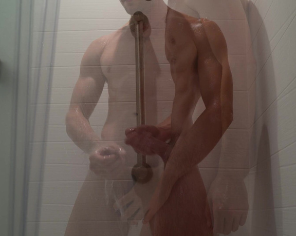 Cookinbaconnaked OnlyFans - Spying on Jake showering