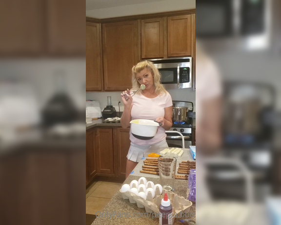 Angel Kesabel aka Angelkesabel OnlyFans - Spend time with me while I bake I love to lick the frosting Dont you Part 1 of 2