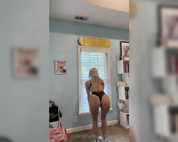 Yogirlkg OnlyFans - Giving the neighbors a lil glimpse