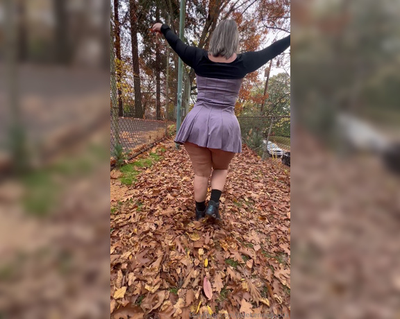 Jade Kennedy aka Jadekennedypdx OnlyFans - Will you go on a walk with me Fall days are just the best in the PNW It’s so much fun crunching thr