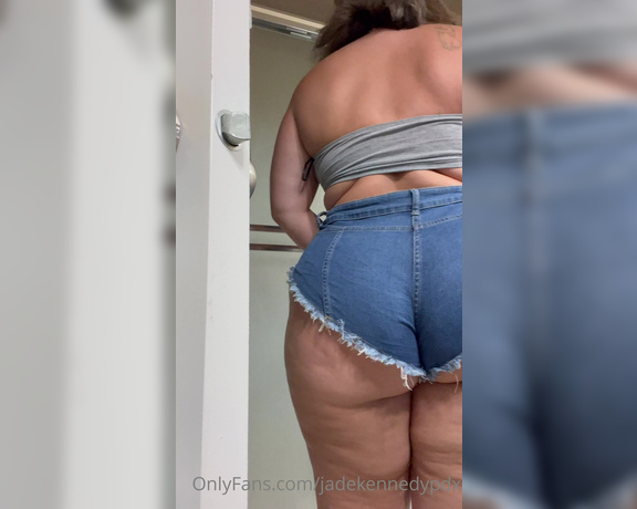 Jade Kennedy aka Jadekennedypdx OnlyFans - It’s a little turn on of mine to imagine someone is secretly spying on me while I get undressed and
