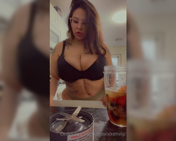 Jojovixxenvip OnlyFans - Make a smoothie with me 1