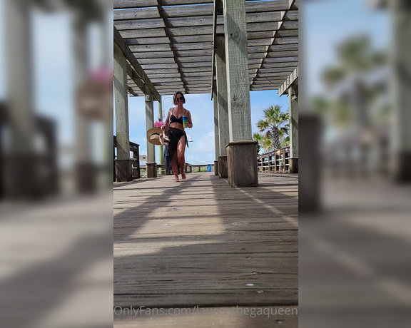 Laurenthegaqueen OnlyFans - Looking for somewhere cool to eat lunch on the boardwalk