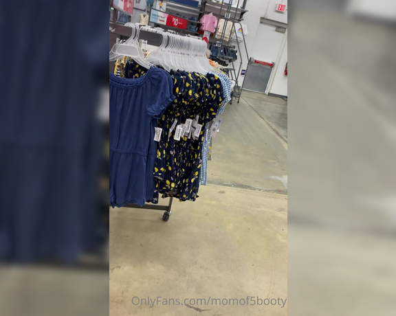 Momof5booty OnlyFans - Come with me shopping today in Old Navy!! The weather was warm today so I was able to show some sk 2