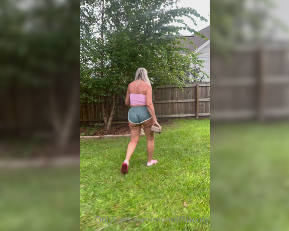 Momof5booty OnlyFans - Wanna come help me move some bricks I think my neighbors would like to help! What do you think