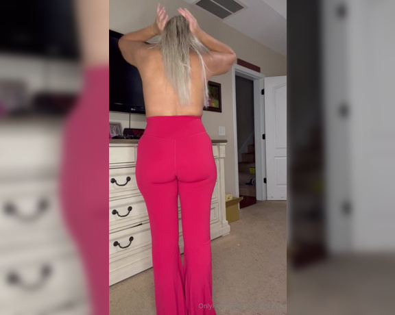Momof5booty OnlyFans - Pink leggings try on!! Does my booty look juicy in these What would you do if you were a Dad in the