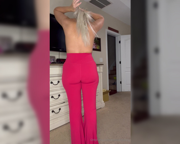 Momof5booty OnlyFans - Pink leggings try on!! Does my booty look juicy in these What would you do if you were a Dad in the