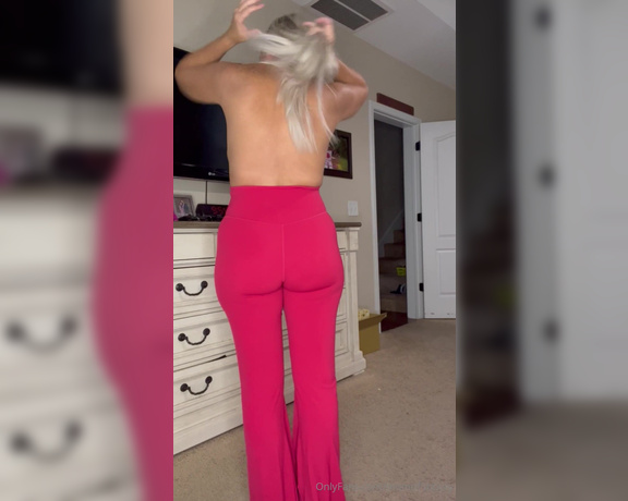 Momof5booty OnlyFans - Pink leggings try on!! Does my booty look juicy in these What would you do if you were a Dad in the