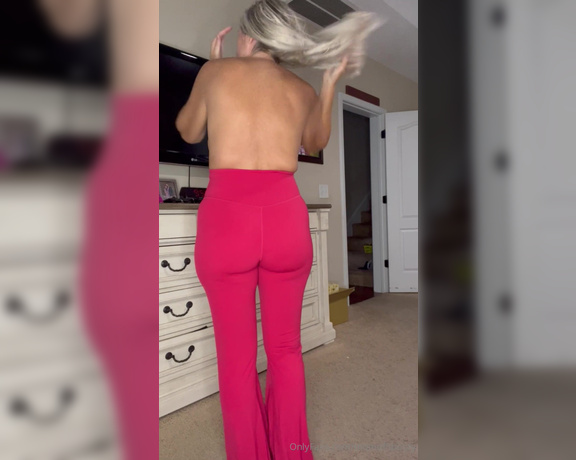 Momof5booty OnlyFans - Pink leggings try on!! Does my booty look juicy in these What would you do if you were a Dad in the