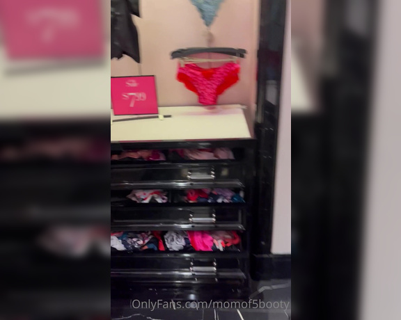 Momof5booty OnlyFans - Totally forgot to post these videos from my last shopping trip bra less! I posted the photos and t 3