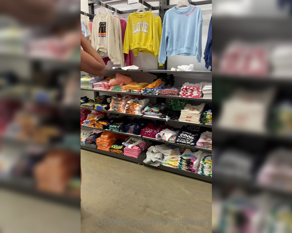 Momof5booty OnlyFans - Come with me shopping today in Old Navy!! The weather was warm today so I was able to show some sk 1