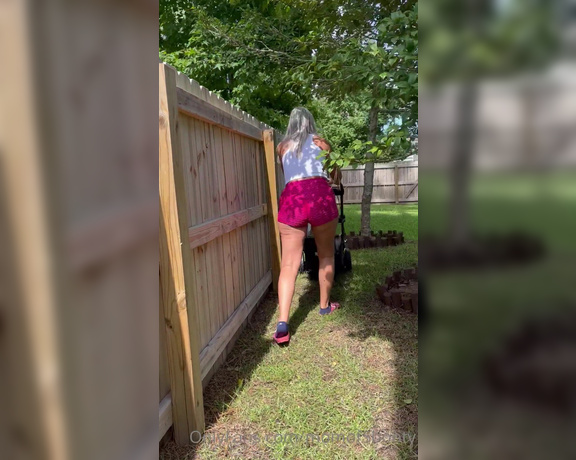 Momof5booty OnlyFans - Couldn’t go all Summer without posting another sexy vid of me mowing the grass!! It’s so hot out, I