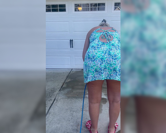 Momof5booty OnlyFans - You know I love to work hard so I can play hard! Had to pressure wash the driveway so I decided to h