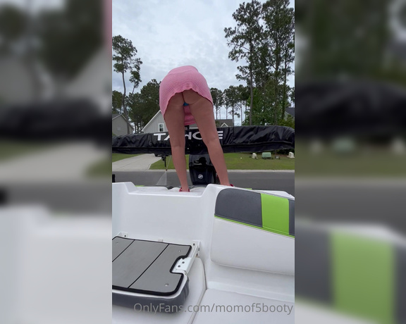 Momof5booty OnlyFans - Here is a hot candid video of me washing the boat!! My hubby with his sneaky camera work lol!! Hope