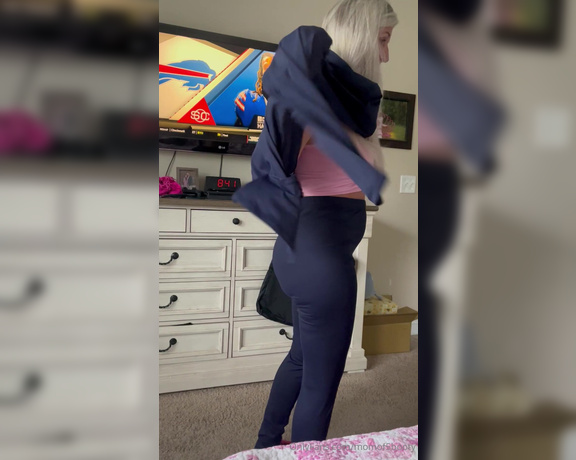 Momof5booty OnlyFans - Watch me try on a legging and top set! Looks like an everyday Mom outfit with a little bit of sexy!