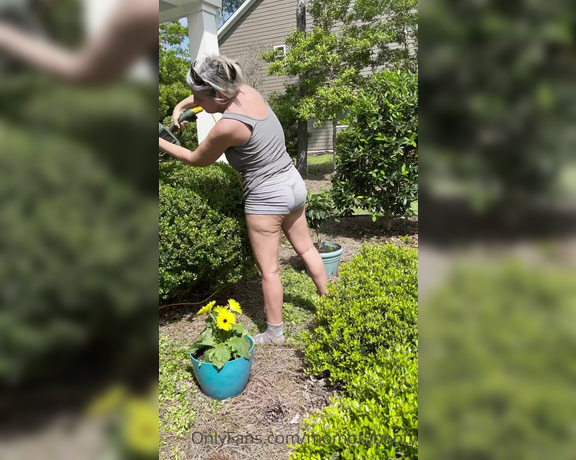 Momof5booty OnlyFans - Just a little bush trimming in my yard wearing my short shorts!! To my husband’s credit he did all o