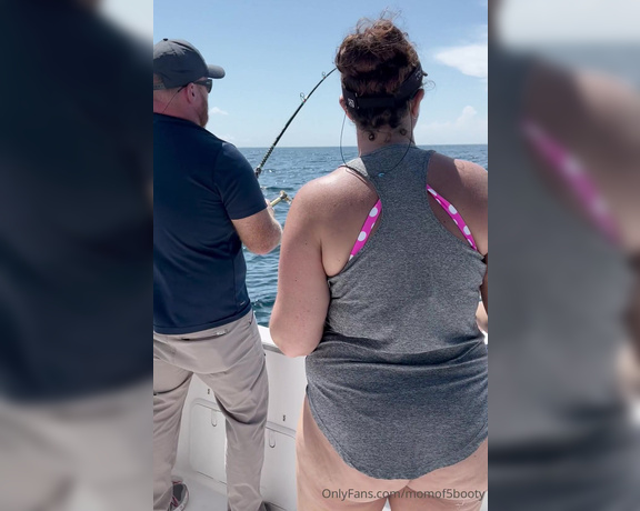 Momof5booty OnlyFans - Went out fishing with @saltynursesarah and snagged a king mackerel! It wore me out pretty quick but