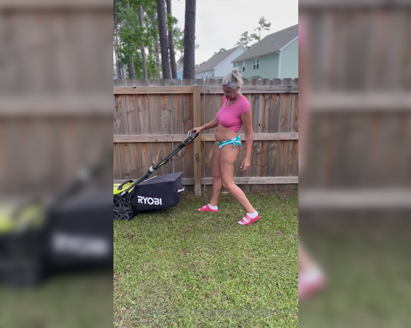 Momof5booty OnlyFans - Just another sexy vid of all this booty pushing my lawn mower!! Hope everyone has their cocks in han