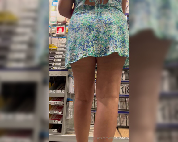 Momof5booty OnlyFans - 3 VIDS Here is some flashing and upskirt vids from one of our recent trips to the pet store an 3