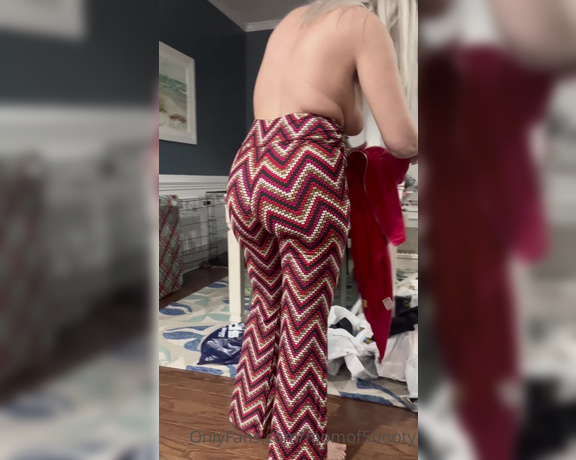 Momof5booty OnlyFans - Just trying on some new clothes I found at Walmart lol! The red multicolor pants were $2 and the red