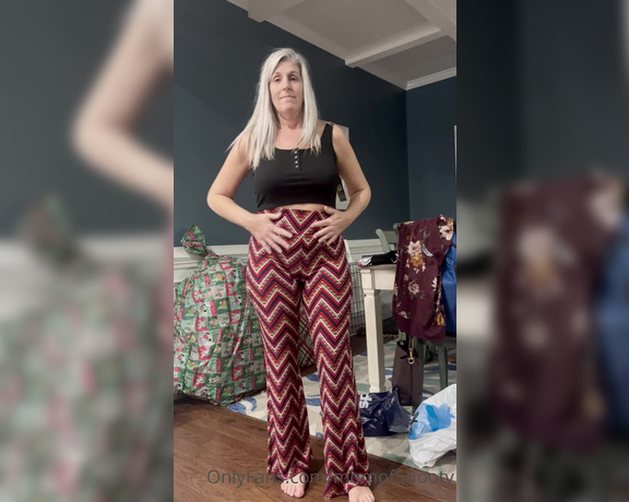 Momof5booty OnlyFans - Just trying on some new clothes I found at Walmart lol! The red multicolor pants were $2 and the red