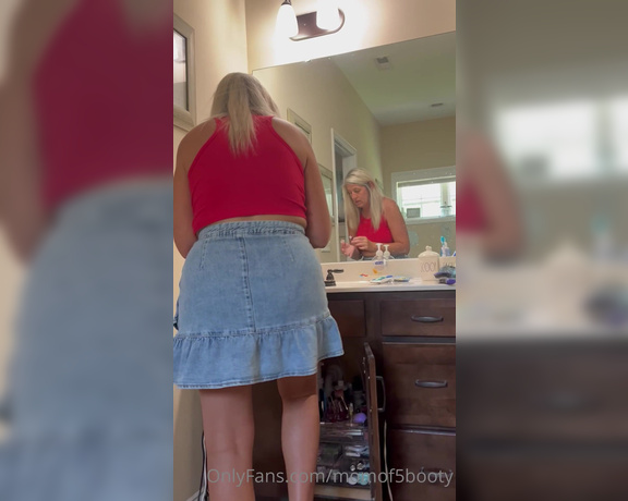 Momof5booty OnlyFans - Do you like it when you can look up Mommy’s skirt