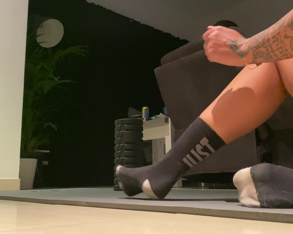 NicDW aka Niccdw OnlyFans - Tip if you’d like to see my progression with the splits each day