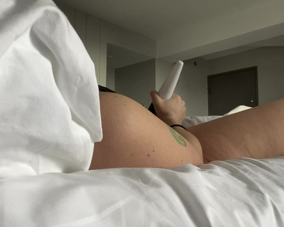 Siri Dahl aka Siridahl OnlyFans - A quick orgasm with my favorite vibrator in a cozy hotel bed then rolling over and falling asleep