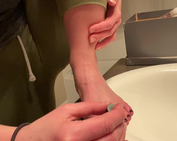 Siri Dahl aka Siridahl OnlyFans - FEET! Finally, for those of you who have asked here’s a video of me giving myself a pedicure, 6