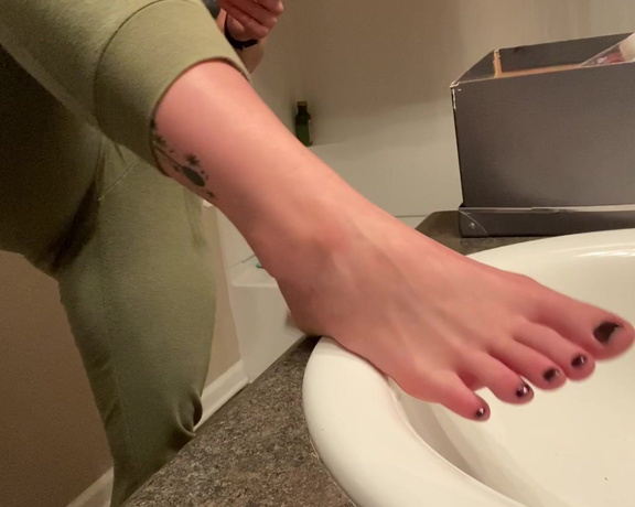 Siri Dahl aka Siridahl OnlyFans - FEET! Finally, for those of you who have asked here’s a video of me giving myself a pedicure, 6