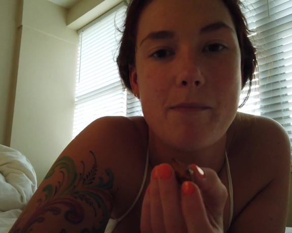 Siri Dahl aka Siridahl OnlyFans - Sexy POV video of me eating peanut butter pretzels in bed