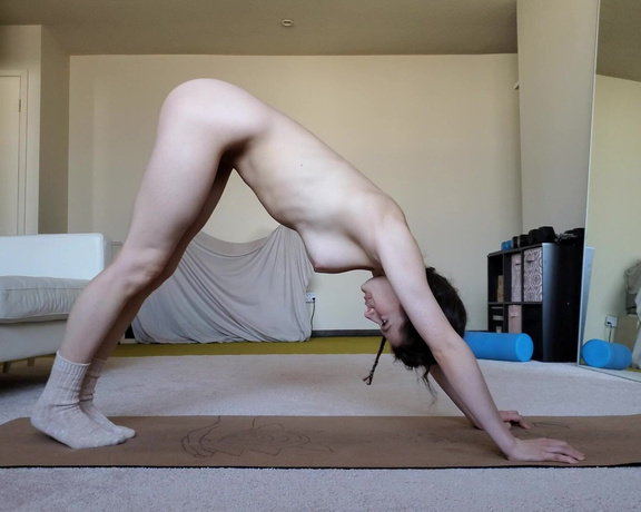 Violet Foxy aka Violetfoxy OnlyFans - Naked Yoga I feel like yoga related content is my favorite to make right now How do you guys like