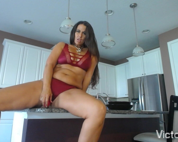 Curvymodelmilf Huge Squirts In Kitchen On Counter