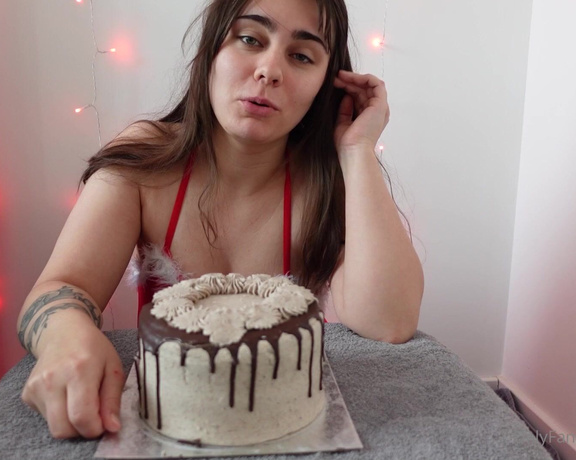 Laheldoll OnlyFans - Wooo it’s finally December not long until Christmas now! Here’s last years cake sitting video if