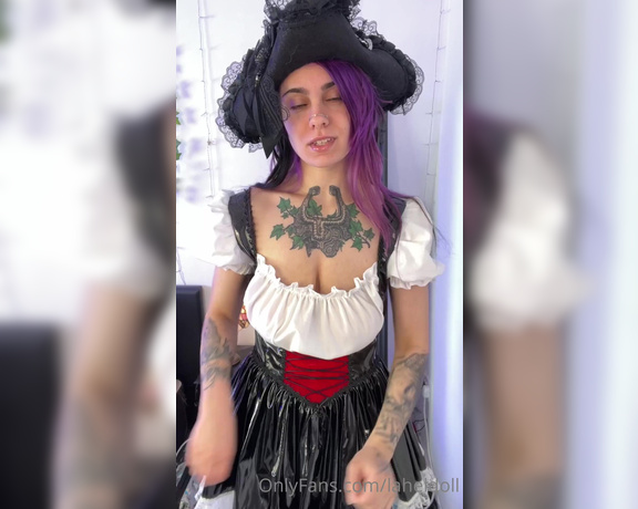 Laheldoll OnlyFans - A ton of people seemed to love my gothy pirate hat on TikTok so figured I’d film a pirate themed vid