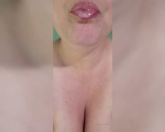 Bustybigbooty OnlyFans - Sorry but I cant talk with my mouthful Where do you want to see cum