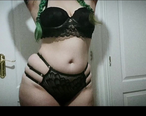 Elizabeth Hunny aka Elizabethhunny OnlyFans - My curves just spill out of this lingerie )